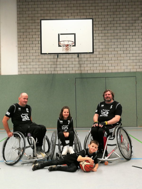 Gruppenbild 4 Personen (2).jpg